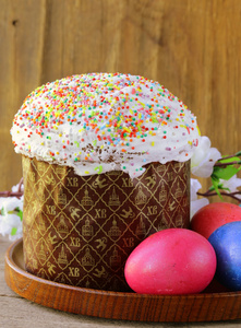 传统的复活节蛋糕的蜜饯糖衣和彩蛋