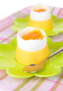 在上表特写的蛋杯煮熟的鸡蛋图片