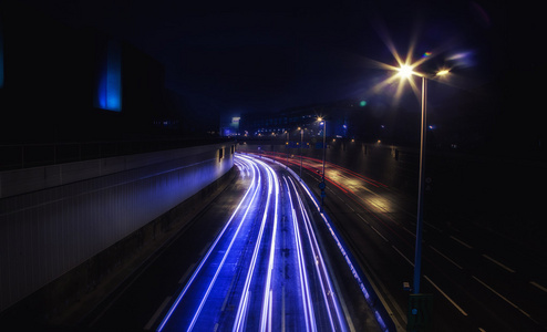 在繁忙的高速公路的光线轨迹视图