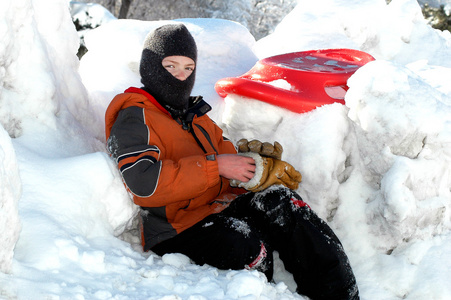 男孩穿着雪橇