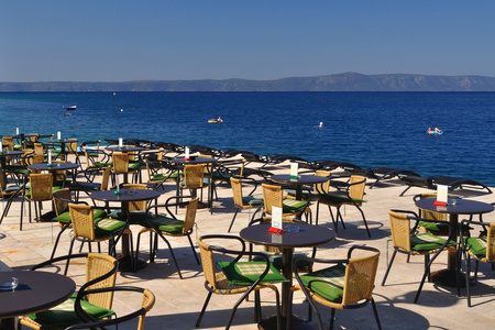 在 podgora 海滩餐厅桌椅。克罗地亚