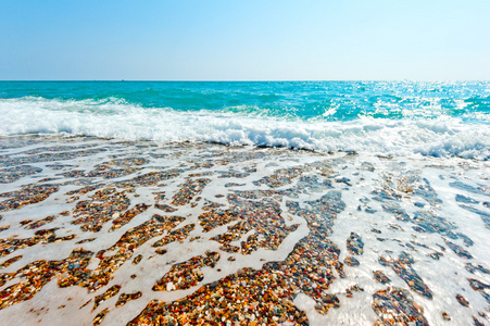 清澈的海水水和卵石海滩