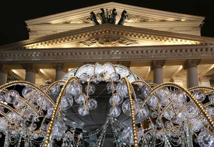 电动的喷泉，到了晚上，在圣诞节期间点燃附近的莫斯科大剧院 大的大的或大的剧院，也说明大 莫斯科 俄罗斯