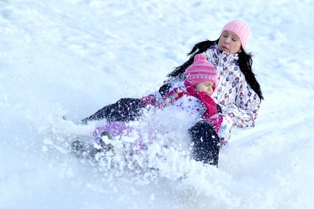 滑雪橇，冬天好玩 雪 滑雪橇的家庭