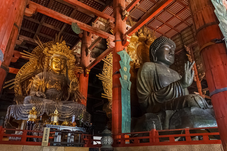 在奈良东大寺大佛殿