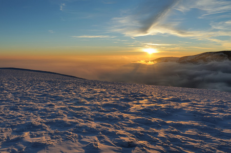 美丽的日落冬山
