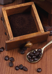 烘焙过的咖啡豆和咖啡中木高建群的勺子