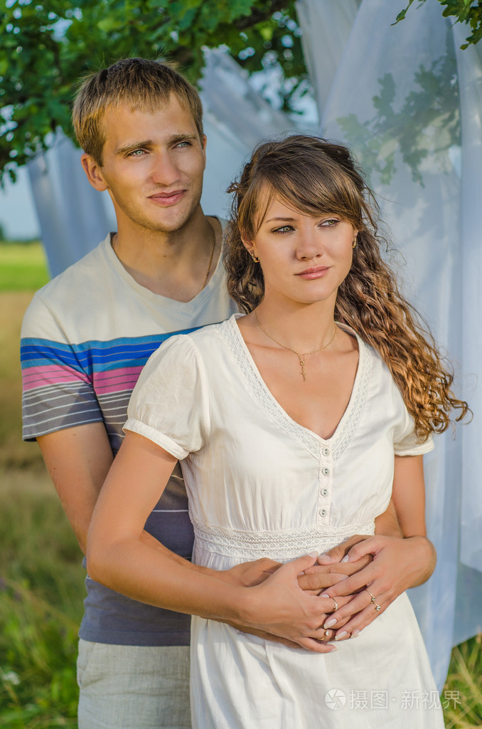 年轻人相爱的双方互相拥抱照片-正版商用图片1ech70-摄图新视界