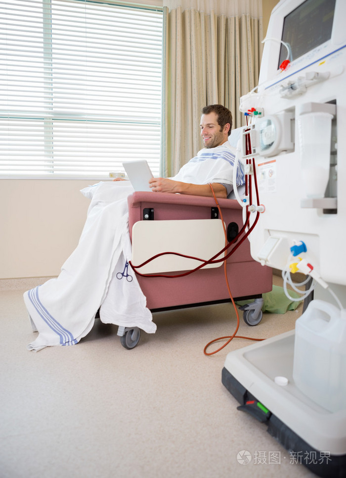 病人在医院肾透析过程中使用数字平板电脑