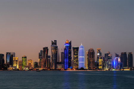 多哈，卡塔尔黄昏是一个美丽的城市天际线