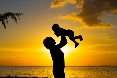 剪影母亲和儿子图片