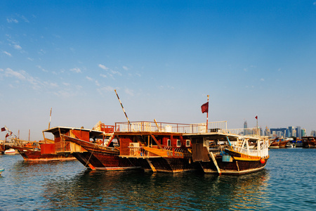 传统的小船被称为独桅三角帆船在西湾的多哈，卡塔尔