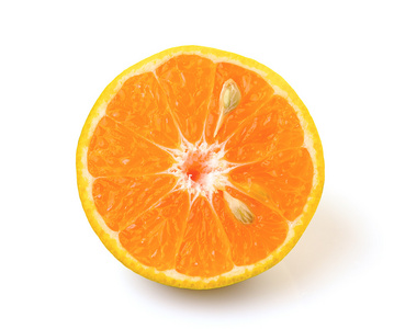 半橙色水果新鲜而多汁，在白色背景上