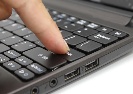 手指在电脑键盘上按 enter 键