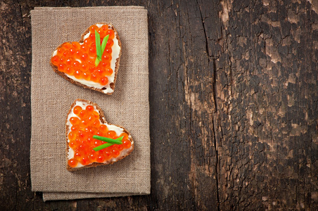 三明治配红鱼子酱形式的一颗心