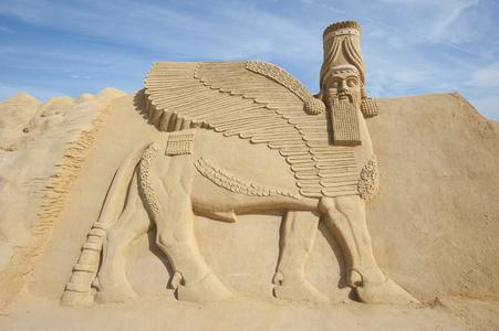 lamassu 神的堆沙作品