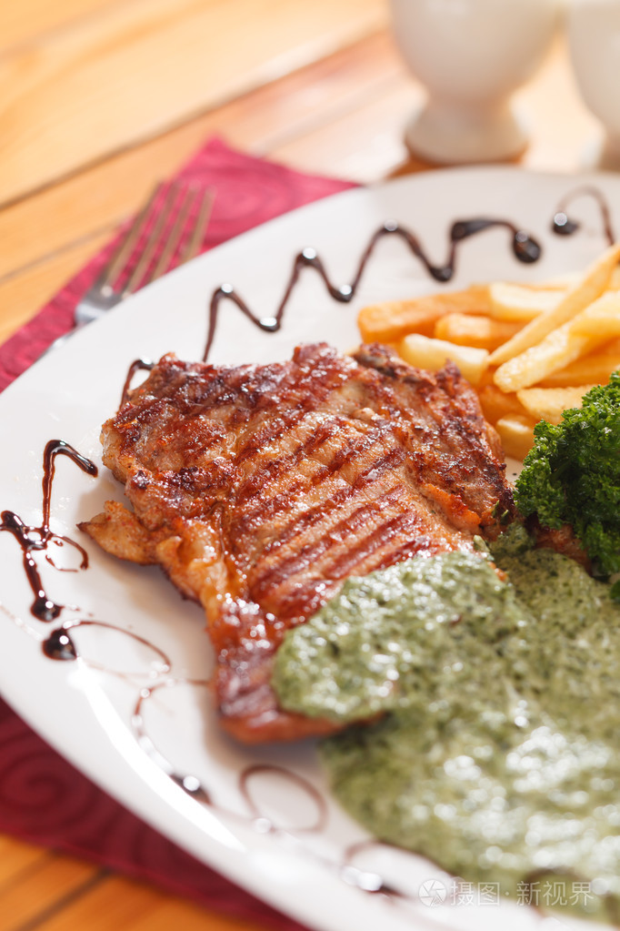 煎的牛排配薯条