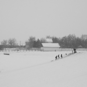 孩子们骑在雪橇上