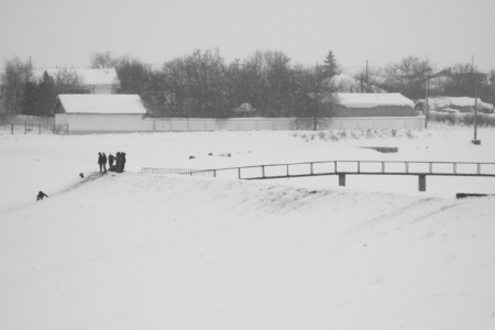 孩子们骑在雪橇上