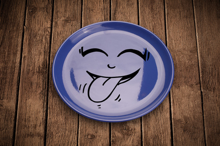 快乐卡通笑脸多彩的菜盘子照片