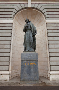 圣彼得的阿尔穆德纳大教堂的雕像。马德里西班牙