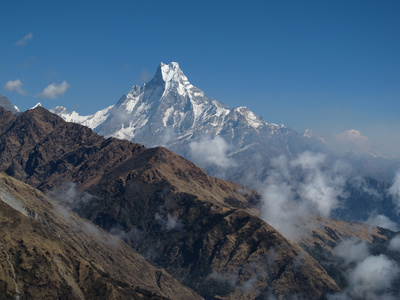 machapuchare 和云爬上高山