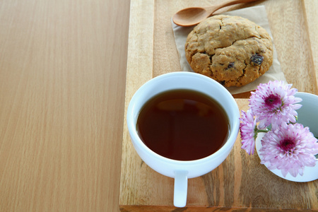 杯咖啡 饼干和花