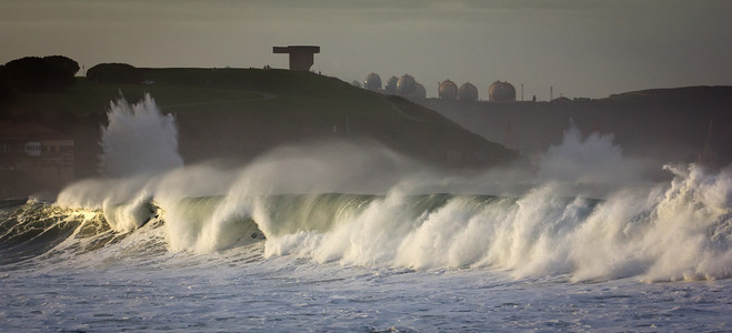 大海波涛汹涌图片