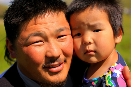 蒙古人和他女儿的合影图片