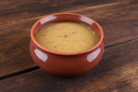 传统新鲜豌豆汤在碗里