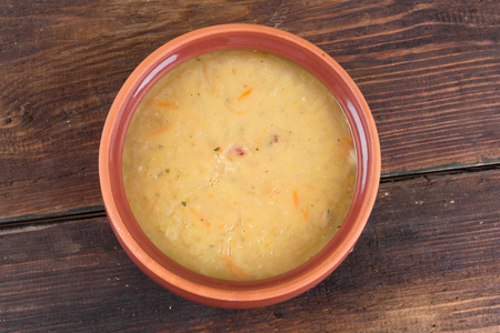 传统新鲜豌豆汤在碗里