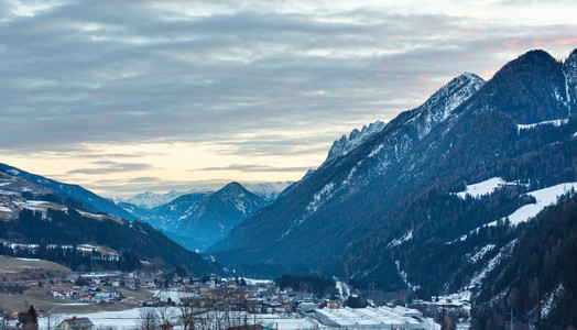 冬季山村奥地利。