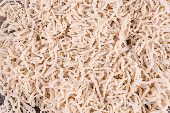 生在一个玻璃碗里的鸡蛋面条