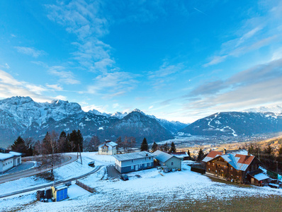 冬季山村奥地利。