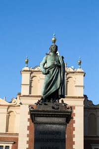 克拉科夫亚当密茨凯维奇在克拉科夫的主要广场上的雕塑