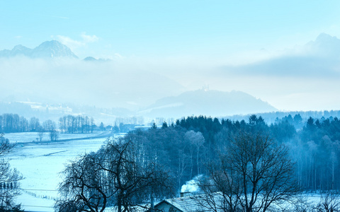 冬季早晨山村奥地利。