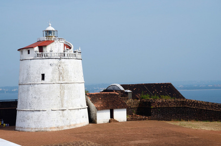 灯塔在阿瓜达堡位于附近正在海滩 果阿 印度