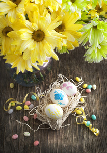 静物与复活节彩蛋在篮子里的花束
