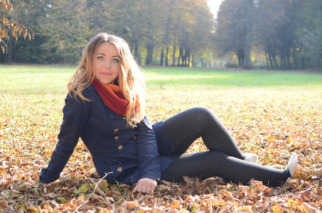 年轻女子在秋天公园