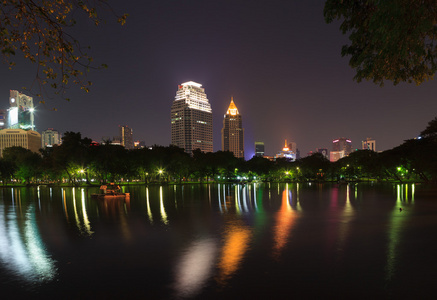 曼谷天际线黄昏从鲁比尼公园的夜景