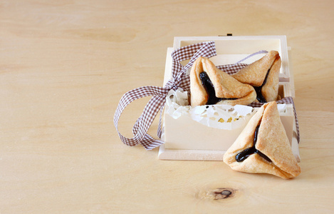 普珥节庆祝活动在木盒子里的 hamantaschen 饼干或哈曼耳朵