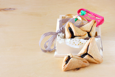 普珥节庆祝在木制的盒子和穿孔的 hamantaschen 饼干或哈曼耳朵