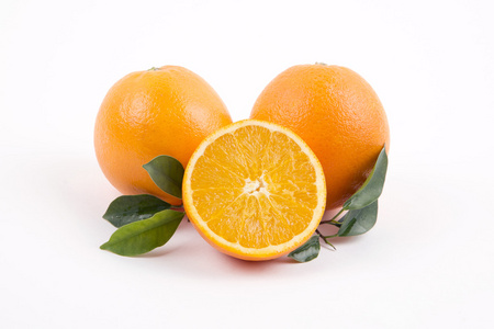 在白色背景上有一半的新鲜的橘子