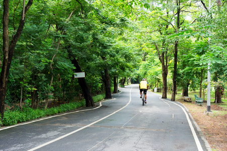 公园通路自行车自行车在城市公园。