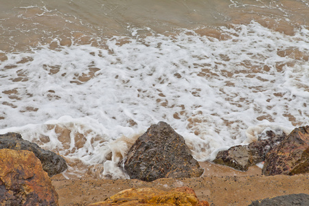 水环绕海滩岩