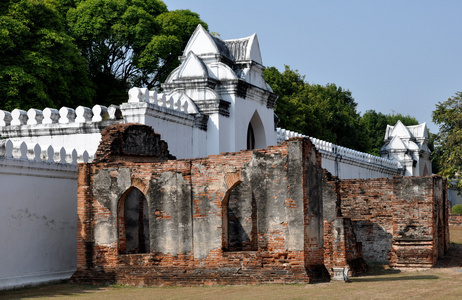 华富里，泰国 坚固的墙壁和网关在国王那莱的宫殿
