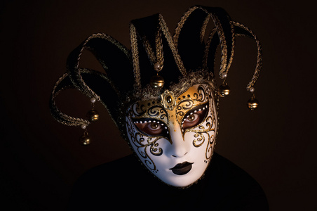 愤怒尖叫的女人脱下表达快乐的小丑面具狂欢节狂欢节设计与小丑面具在