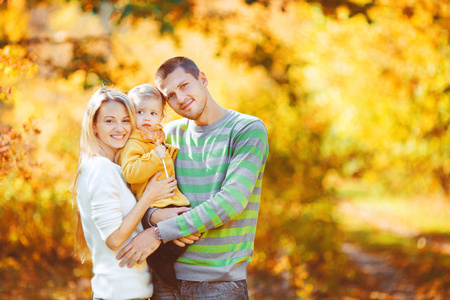 幸福的家庭，获得乐趣在户外在秋天，在公园里