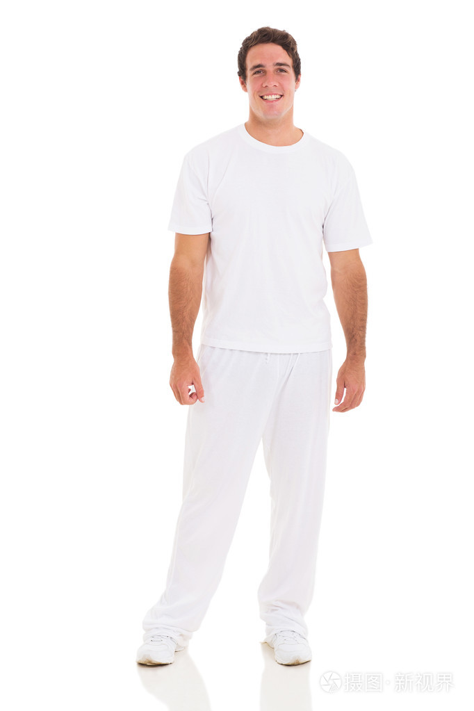 穿白衣服的年轻人