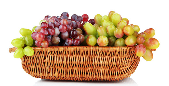 新鲜葡萄在柳条篮子里上白色, 隔离
